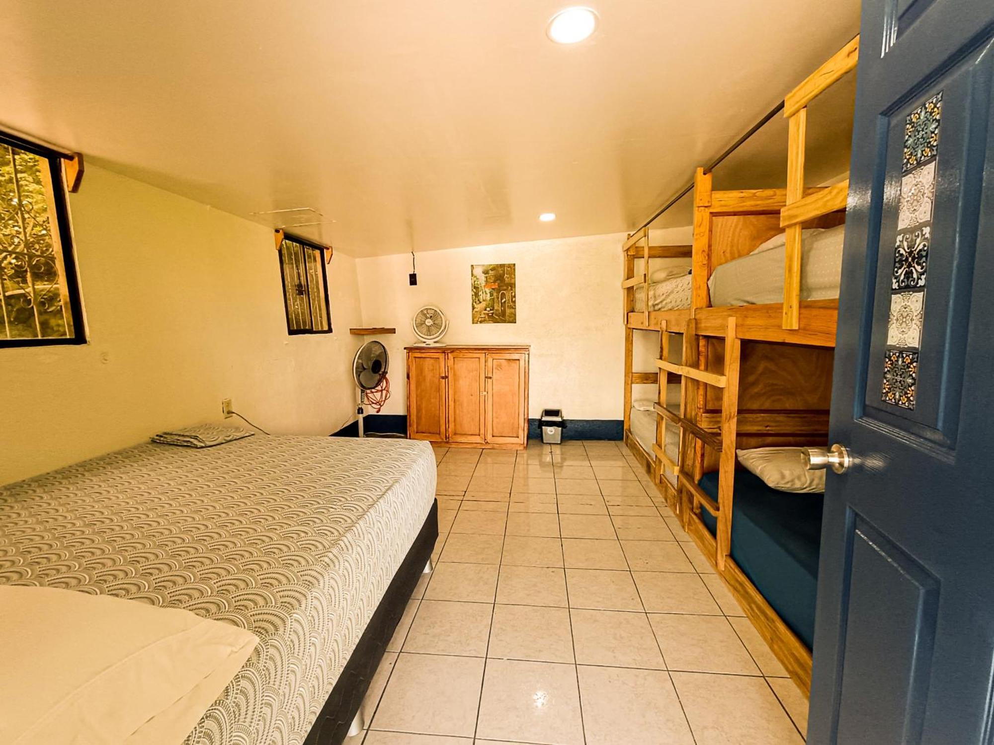 Hostal El Rio León Extérieur photo